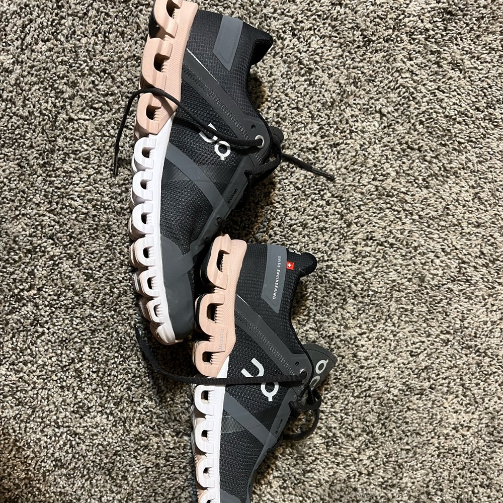On Cloud flow rock rose pink grey white 6 like new